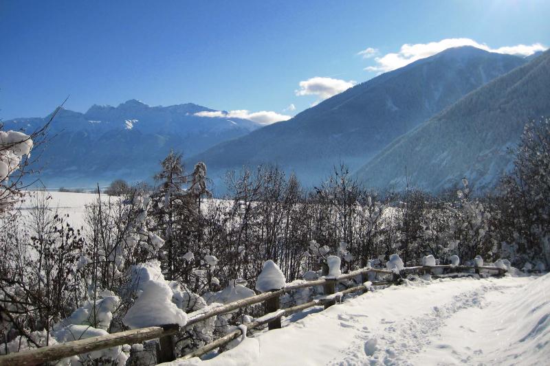 Verschneiter Weg in einer winterlichen Berglandschaft