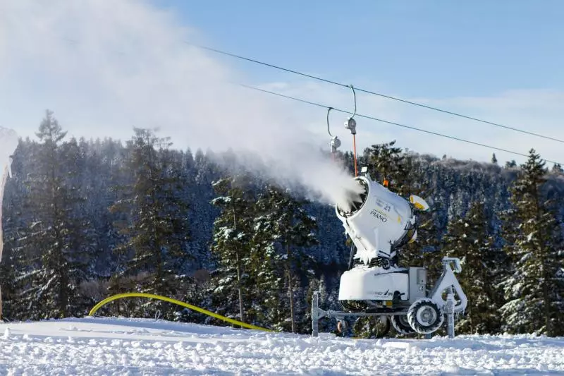 Schneekanone auf einer verschneiten Skipiste