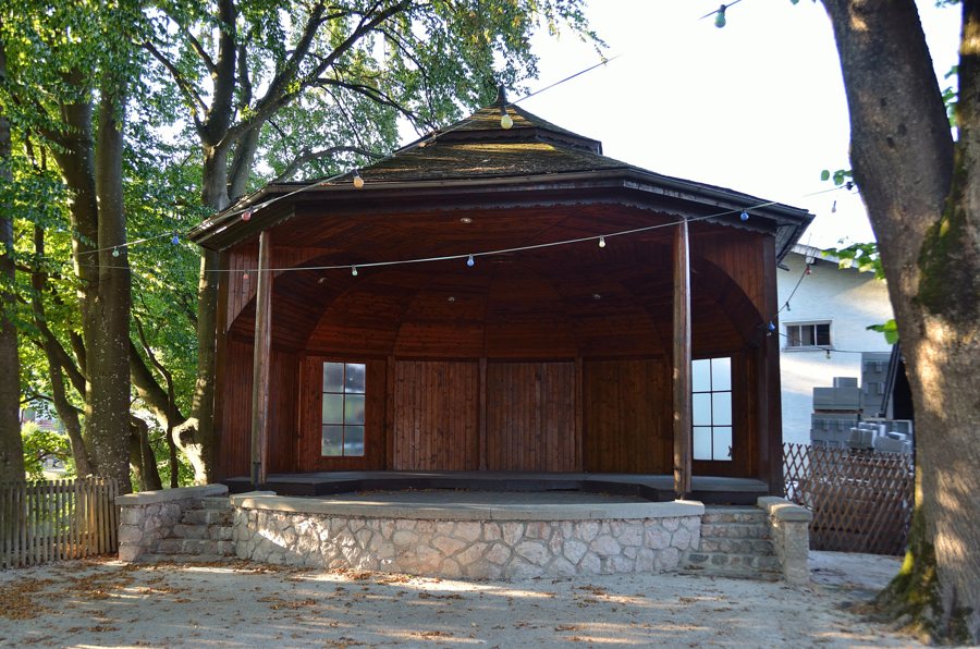 File:Bandstand Kottulinskypark, Sankt Georgen im Attergau.jpg