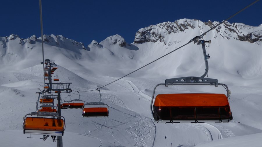 Skigebiet auf dem Zugspitzplatt mit Seilbahnen vor schneebedeckten Gipfeln