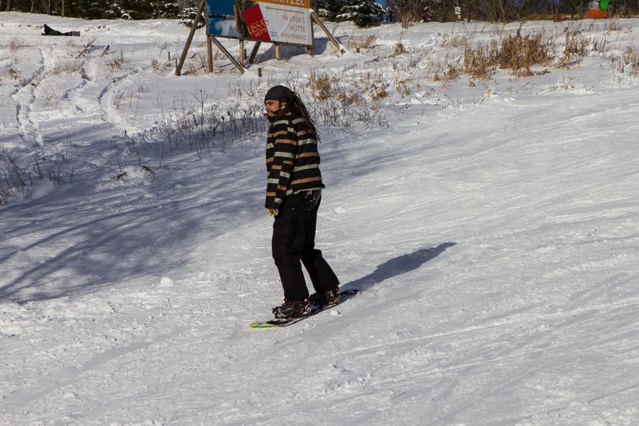 Snowboarder en una pista nevada de Winterberg