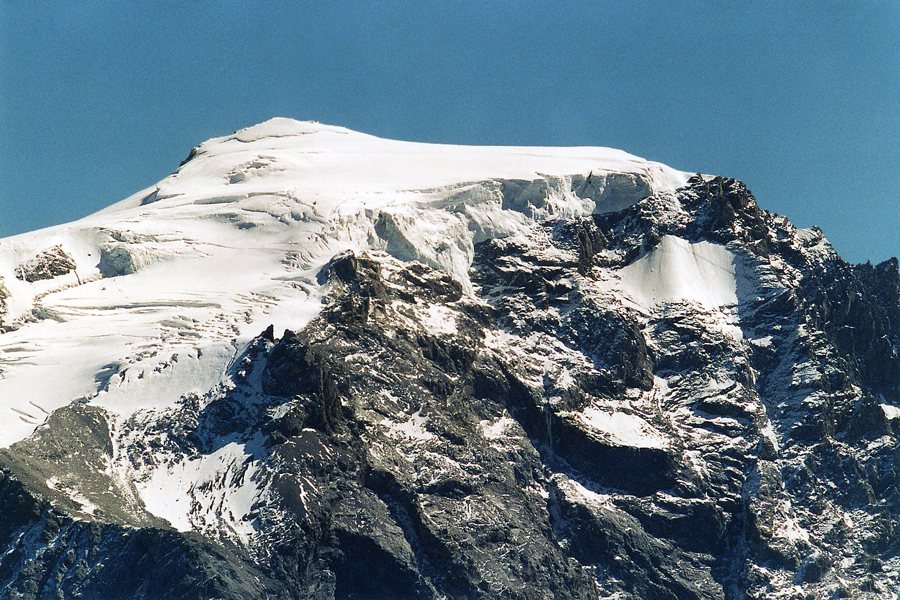 Cima nevada en el paisaje alpino de Solda, en el Ortles