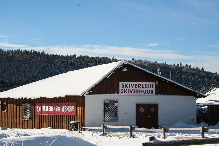 Alquiler de esquís en un paisaje invernal nevado