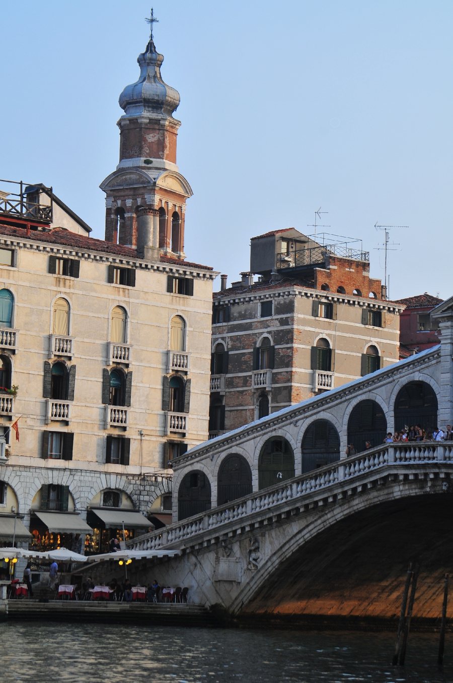 Puente de piedra sobre un canal entre edificios históricos de Venecia