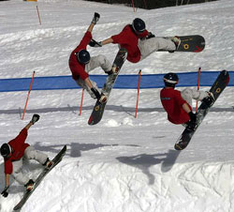 Snowboarder bei einem Freestyle-Sprung im Snowpark
