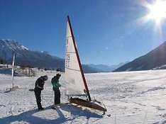 Eissegler mit Segel auf einer verschneiten Eisfläche
