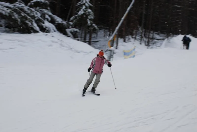 Skifahrerin auf einer verschneiten Piste in den ukrainischen Karpaten.